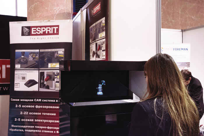 Голографическая пирамида на стенде ESPRIT с виртуальной обработкой — визуальный аттракцион, притягивающий внимание гостей технологической выставки