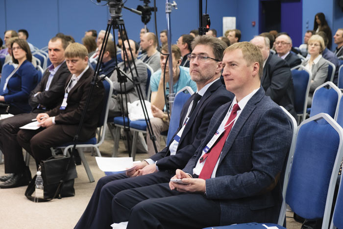 Илья Янсон, АСКОН Северо-Запад (справа), 
и Дмитрий Касиманов, Гидроприбор (слева) 
внимательно слушают доклад одного из спикеров