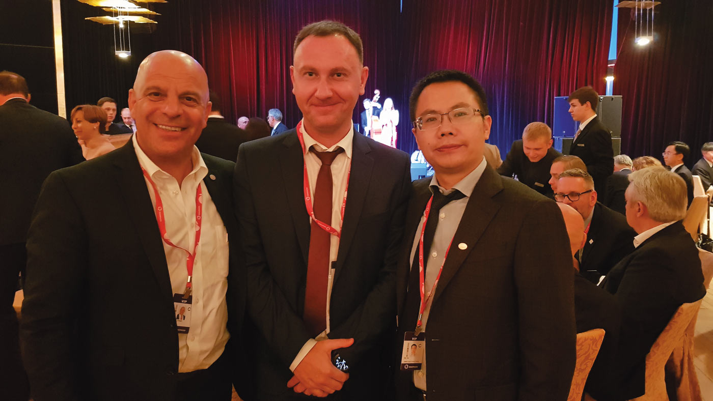 На торжественном приеме главы Минпромторга в екатеринбургском отеле Hyatt в компании с Джо Геммой, IFR/KUKA (слева), и Му Ганом, Lifan Group (справа)