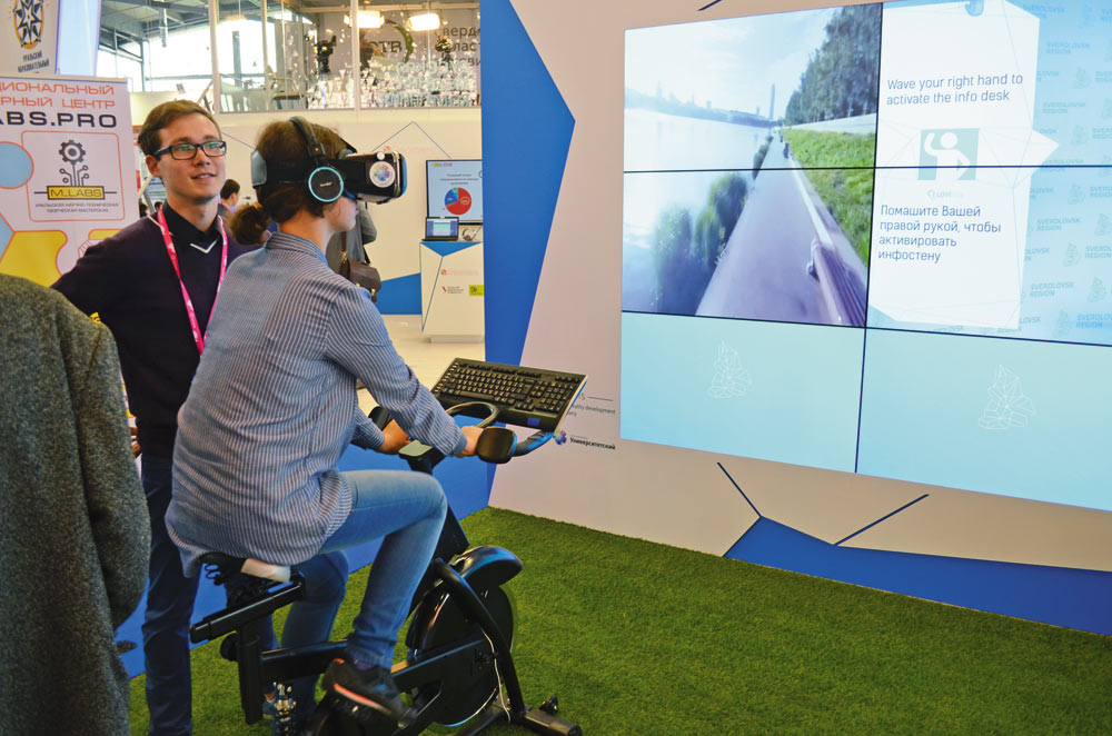 Почти на каждом втором стенде можно было увидеть разработки в области VR. Компании предлагали надеть очки виртуальной реальности и прогуляться по заводу, разобрать газовую турбину, почувствовать себя контролером, собирающим оплату за проезд в общественном транспорте, сыграть в интерактивные игры и даже прокатиться на велосипеде по берегу реки