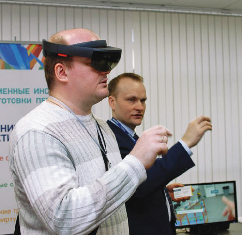 Рис. 2. Управление НПЗ в очках дополненной реальности Microsoft HoloLens демонстрируется участникам технологической выставки в рамках Форума «МНОГОМЕРНЫЙ ВОРОНЕЖ-2017»