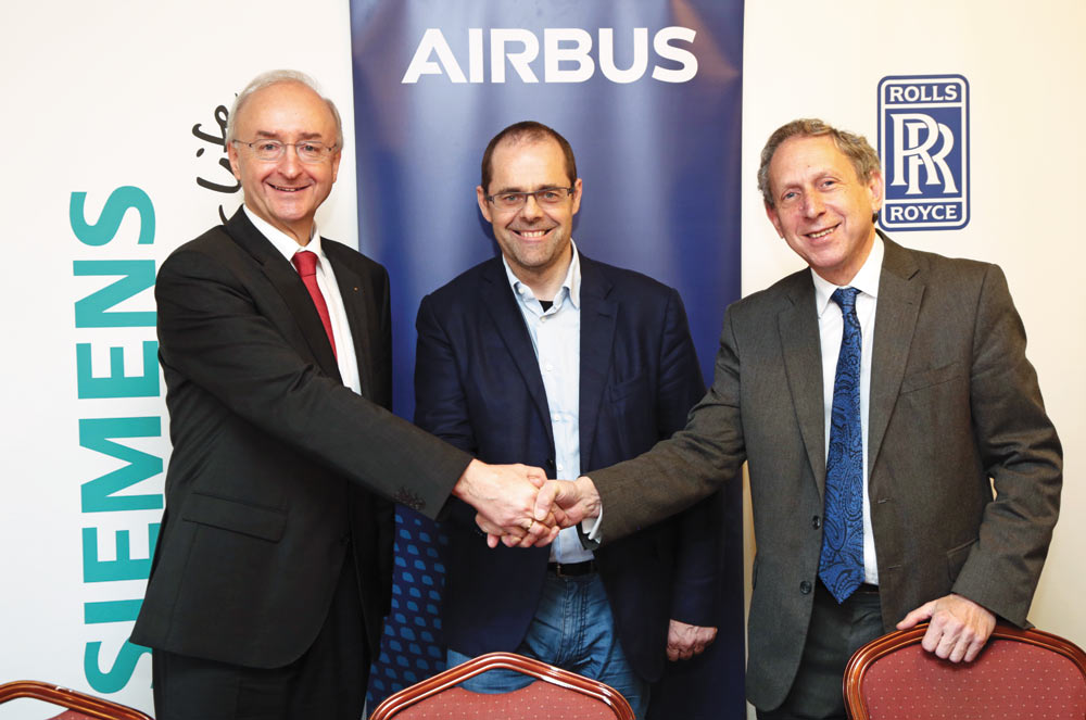  Слева направо: Фрэнк Энтон, руководитель подразделения Siemens eAircraft; 
Марк Кузен, руководитель отдела разработки демонстраторов Airbus; 
Пол Штайн, президент Rolls-Royce. Фото предоставлено концерном Airbus 