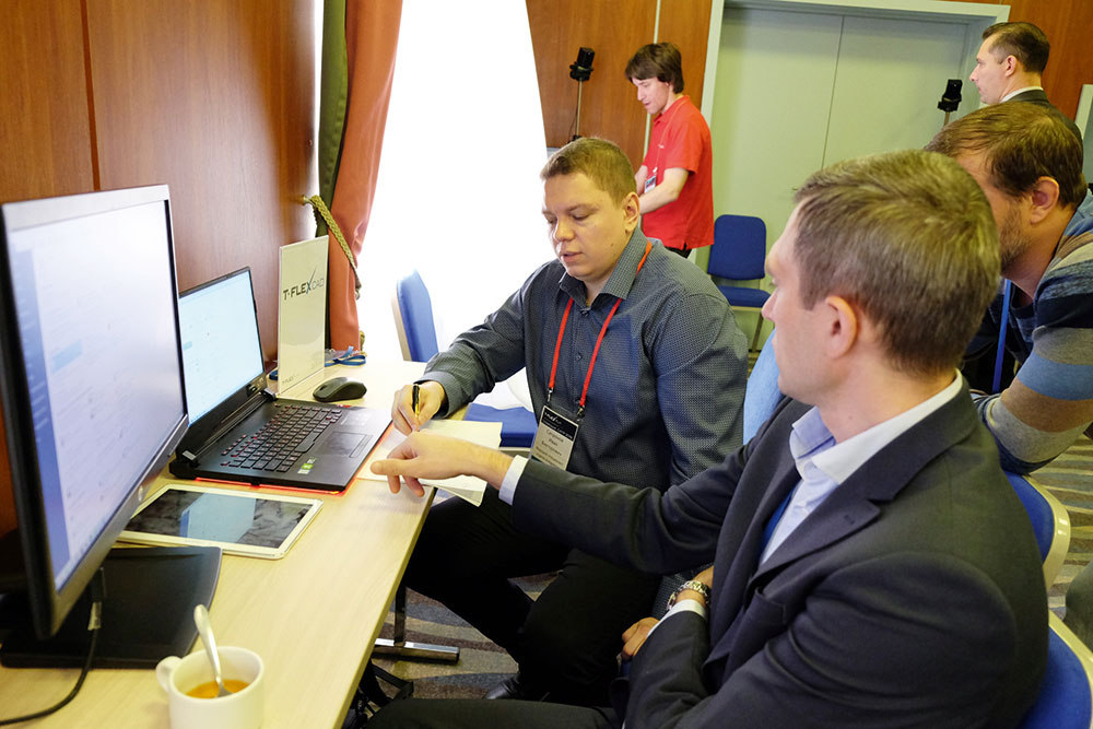 Специалист отдела внедрения Иван Сапронов помогает решить задачи пользователю системы T-FLEX CAD