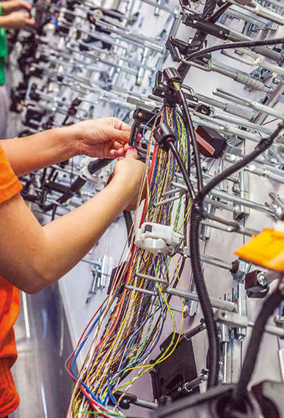 Инженеры-электрики проектируют системы, отвечающие заданным требованиям