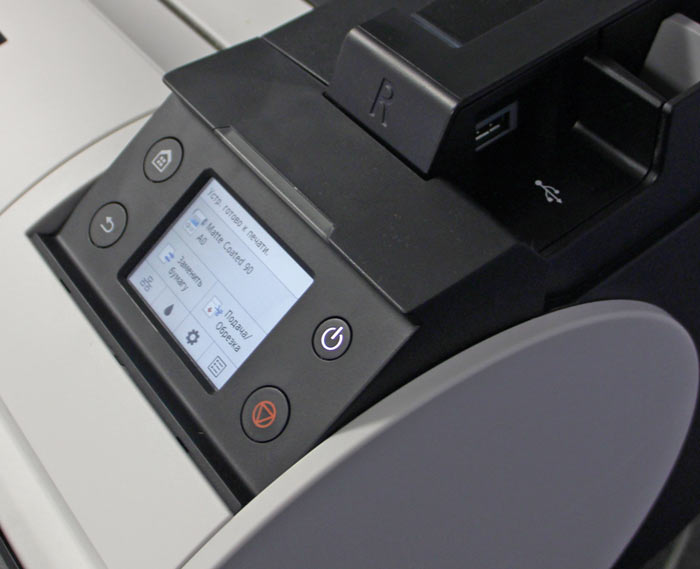 Панель управления принтера Canon imagePROGRAF TM-305 оборудована цветным ЖК-дисплеем с трехдюймовым сенсорным экраном