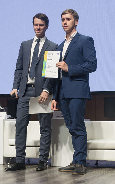 Директор по математическому моделированию ГК «Росатом» Дмитрий Фомичев (слева) вручает диплом об участии в конференции Дмитрию Куликову 
(АО «ОКБМ Африкантов»)