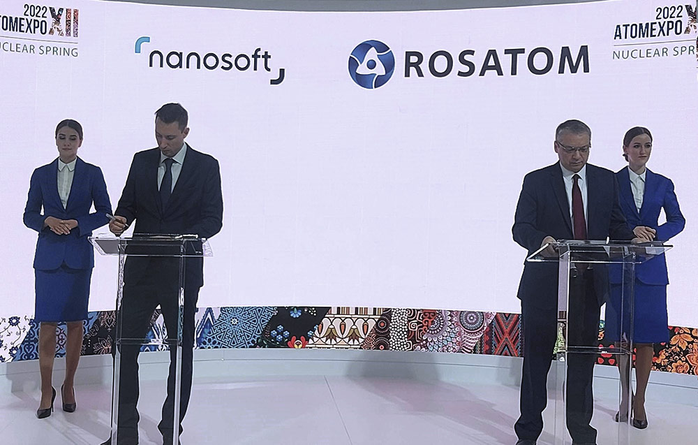 Александр Воробьев (слева) и Дмитрий Парамонов подписывают соглашение о стратегическом сотрудничестве в области информационных технологий между компанией «Нанософт разработка» и институтом «Атомэнергопроект»