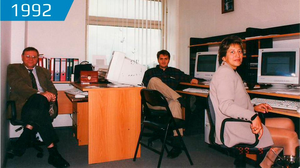 Рис. 1. Офис компании НТЦ «АПМ» и ее сотрудники (1992 год)