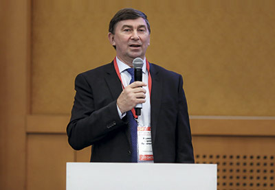Генеральный директор компании «Топ Системы» Сергей Кураксин приветствует гостей