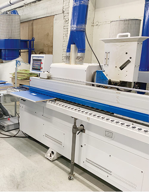 Рис. 5. Рабочее место оператора кромкооблицовочного станка