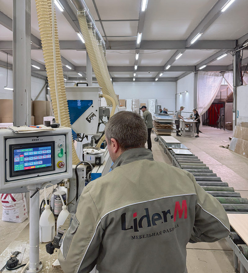 Облицовывание кромок деталей на кромкооблицовочном станке