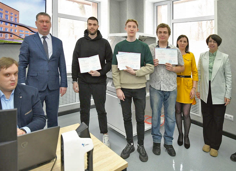 Рис. 8. Вручение дипломов о профессиональной переподготовке студентам лесопромышленного факультета