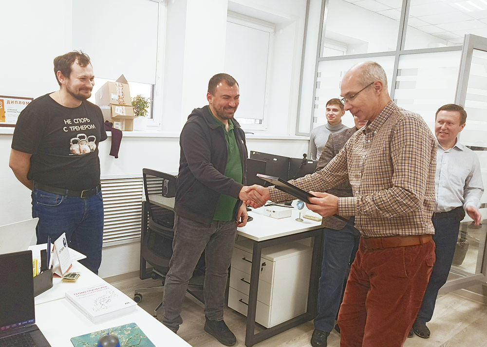 Евгений Бахин, директор по стратегическому развитию АСКОН, награждает математиков-программистов 
от лица Коломенского политеха