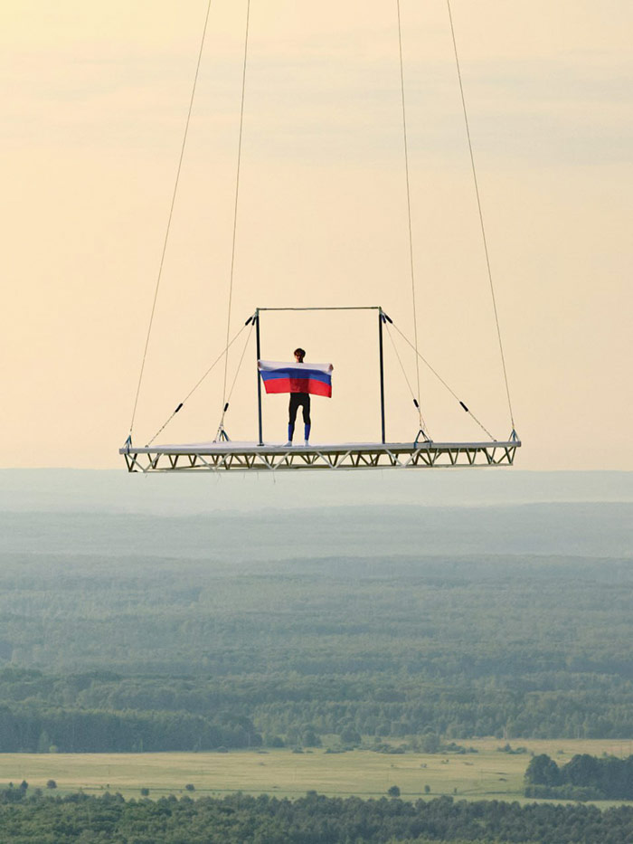 Рис. 1. Сергей Бойцов на платформе, сконструированной и рассчитанной с помощью возможностей T-FLEX PLM