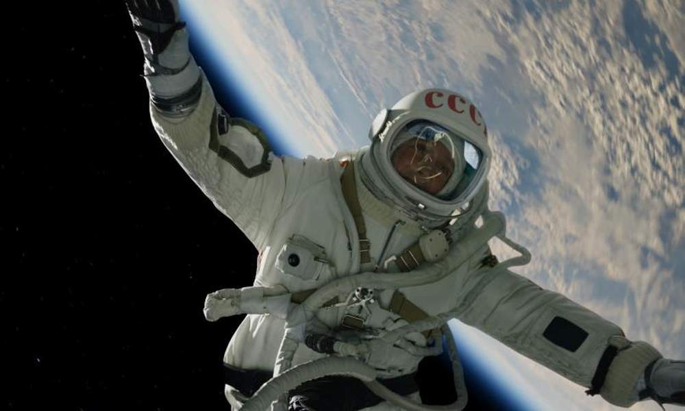 Первый выход в открытое космическое пространство. Леонов первый выход в открытый космос. Космонавт Леонов в открытом космосе.