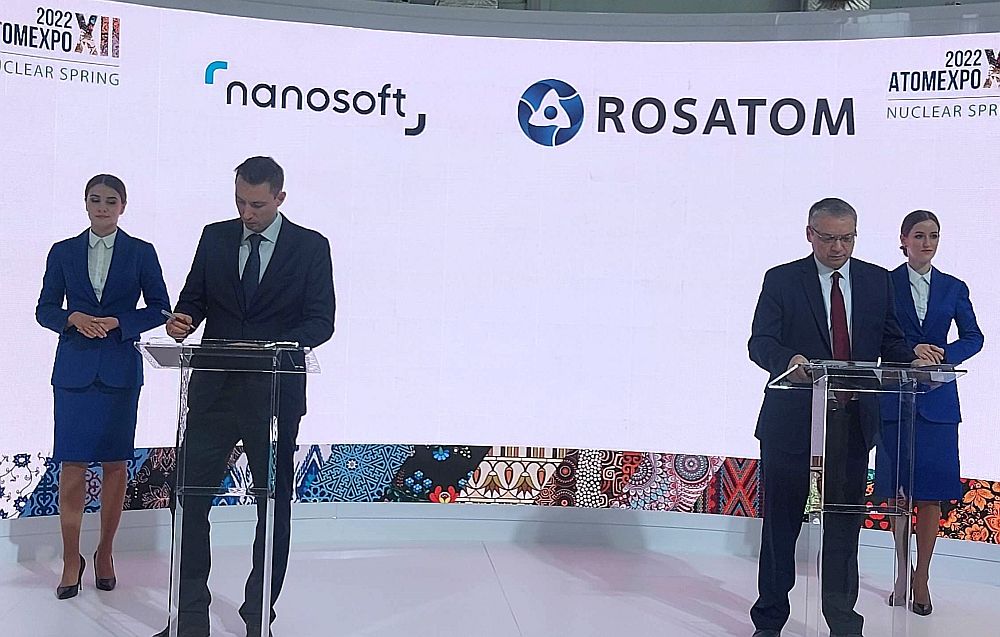 Александр Воробьев и Дмитрий Парамонов подписывают соглашение о стратегическом сотрудничестве в области информационных технологий между компанией «Нанософт разработка» и институтом «Атомэнергопроект»