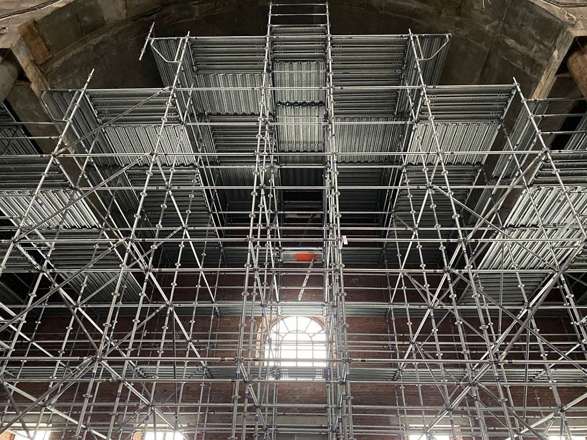 Строительные леса в храме Воскресения Христова в Уфе